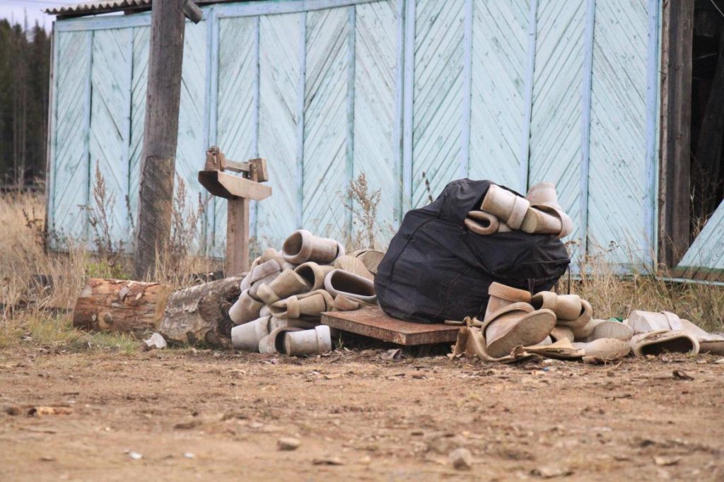 Обувь, оставшаяся от заключенные, или их охранников. Фото: Константин Бобылев, "Глобус"