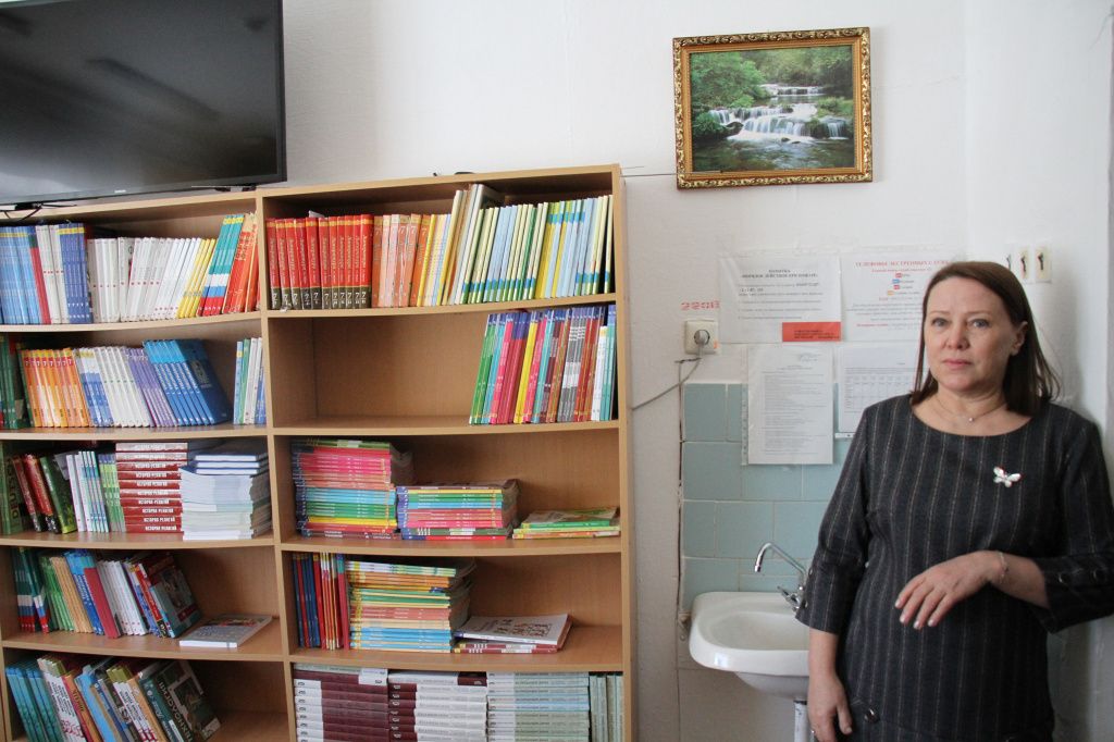 Директор школы Надежда провела экскурсию по школе для журналистов "Глобуса". Фото: Константин Бобылев, "Глобус"
