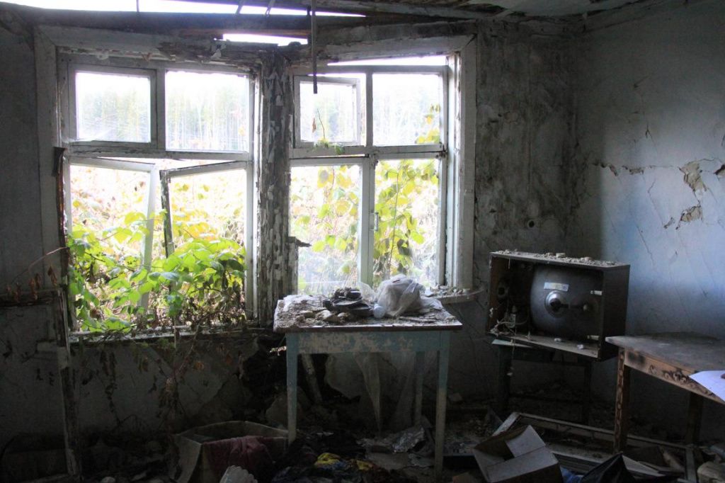 "Око в мир" уткнулось кинескопом в стену, а за реальным окном видна живая зелень и мертвая деревня. Фото: Константин Бобылев, "Глобус"