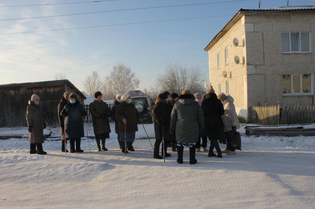 Жители надеются, что руководство больницы услышит их и передумает “резать” ОВП в Красноглинном. “У нас и так ничего уже не осталось. Не забирайте последнее”, - говорят жители. Фото: Мария Чекарова, “Глобус”