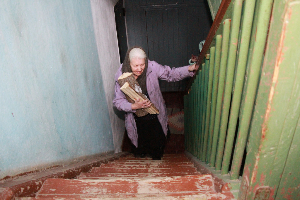Несколько раз в день пенсионерки приходится подниматься по крутой и истоптанной лестнице. Фото: Константин Бобылев, "Глобус"
