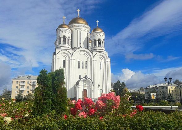 Теплым вечером на скамейке у храма (Зарисовка)