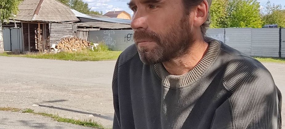 Бывший зэк, а ныне БОМЖ, попрошайничает у магазинов. Он хочет вернуться в Воркуту
