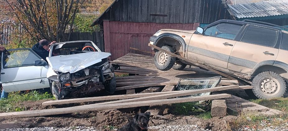 Под Гарями пьяный водитель не справился с «Окой» и въехал в припаркованный «Шевроле». Пострадала пассажирка