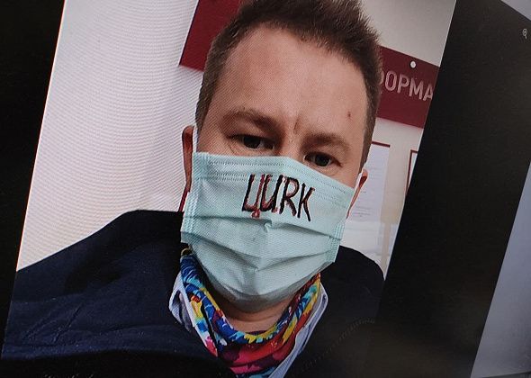 Судья попросила проверить адвоката из-за маски со словом, похожим на «ЦИРК»