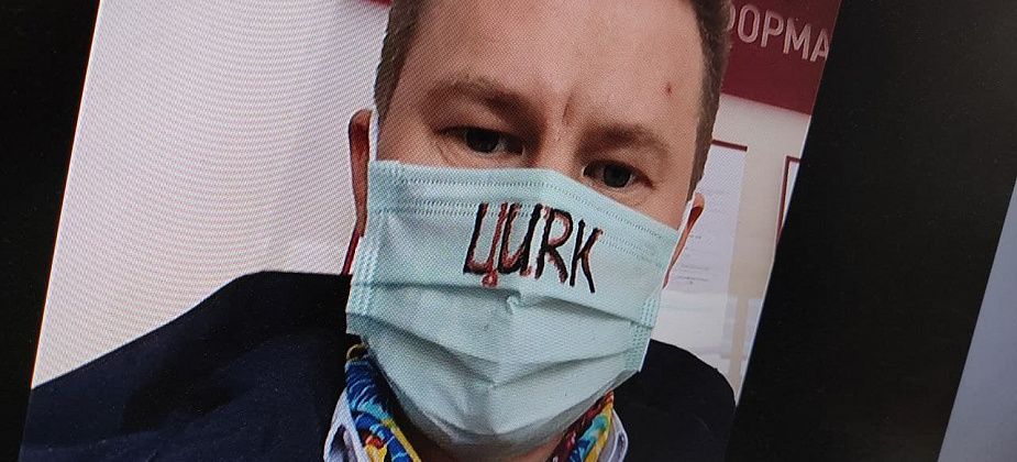 Судья попросила проверить адвоката из-за маски со словом, похожим на «ЦИРК»