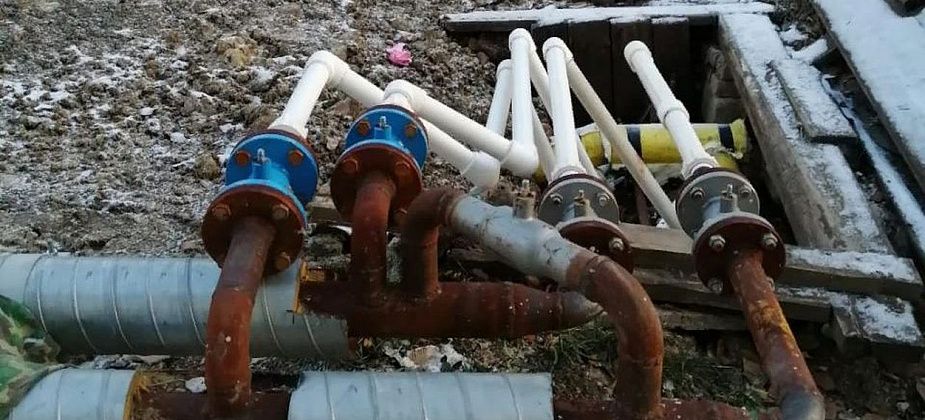 В поселке Восточном порвало трубу. Вода бежит на улицу