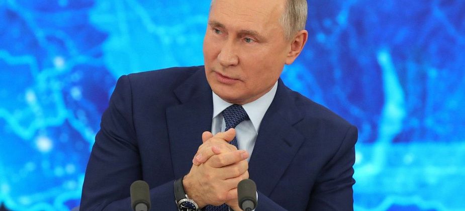 Путин пообещал выплатить по 5 тысяч рублей семьям с детьми до семи лет. Как отреагировали соцсети