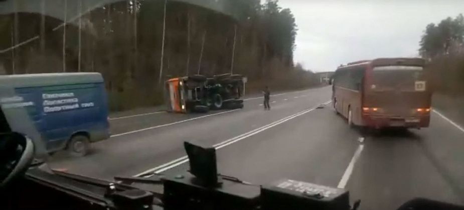 На трассе Серов - Ивдель автобус опрокинул бетономешалку