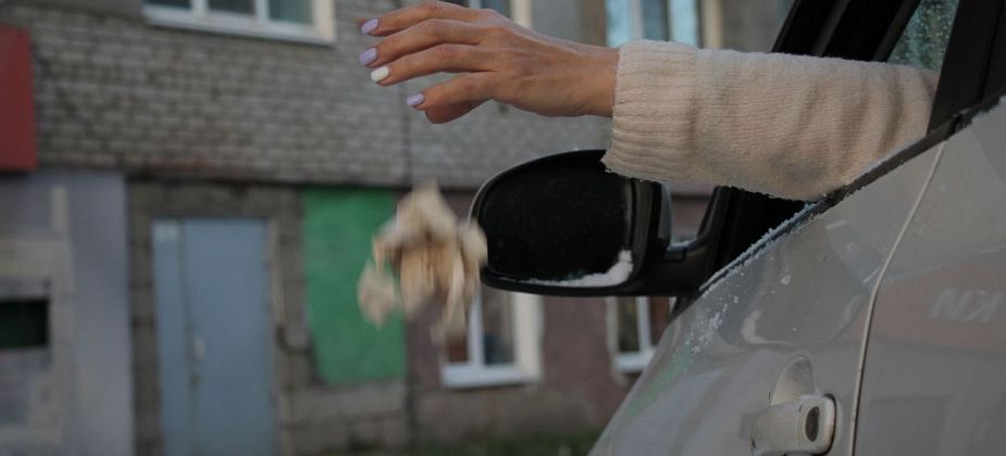 Прокуратура Серова предупреждает о штрафах за выброс мусора из транспортных средств