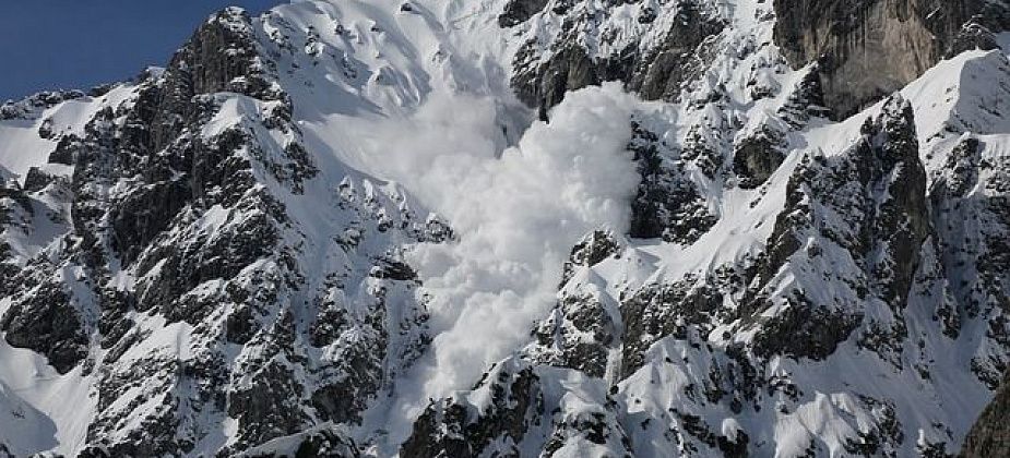 Три человека погибли при сходе лавины на горнолыжном курорте в Норильске