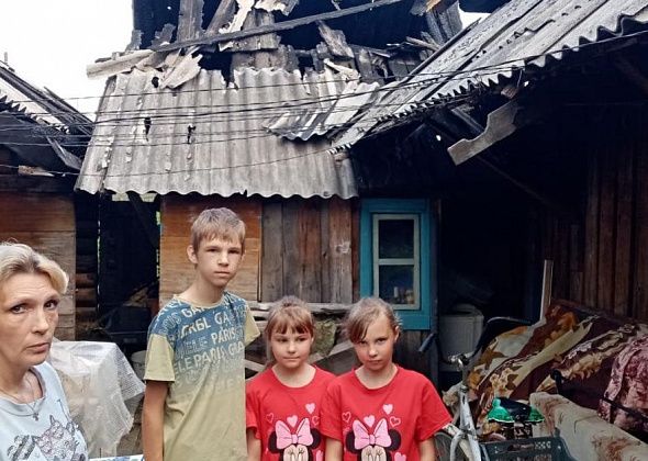 В Сосьве многодетная мать с детьми живет в доме, пострадавшем от пожара. Подходящее жилье ей не дают