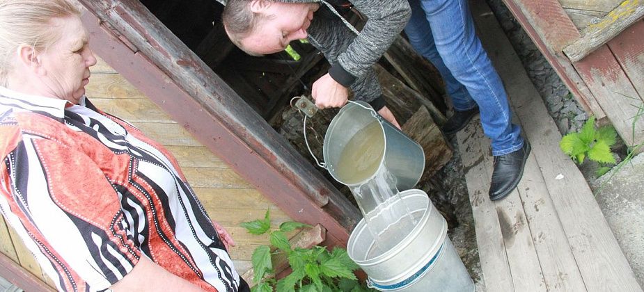 В Новой Сосьве проваливается последний колодец, люди собирают дождевую воду
