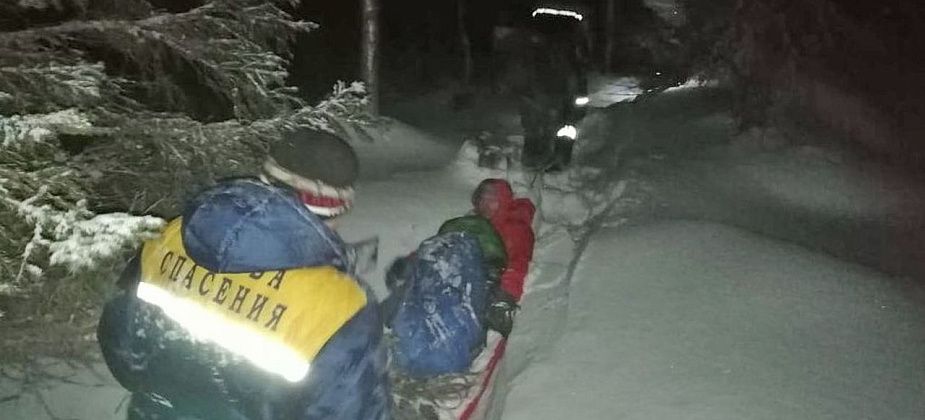 Карпинские спасатели спустили с горы туриста со сломанной ногой