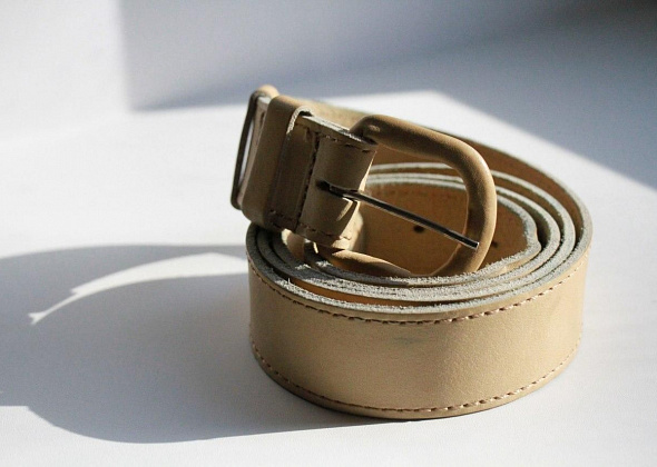 Мужчина ремнем и веником “воспитывал” дочку сожительницы. Его посадили