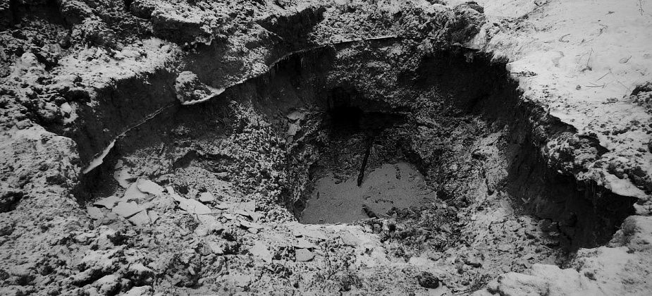 В Волчанске обнаружен труп женщины. Тело лежало в яме, которую вырыли строители