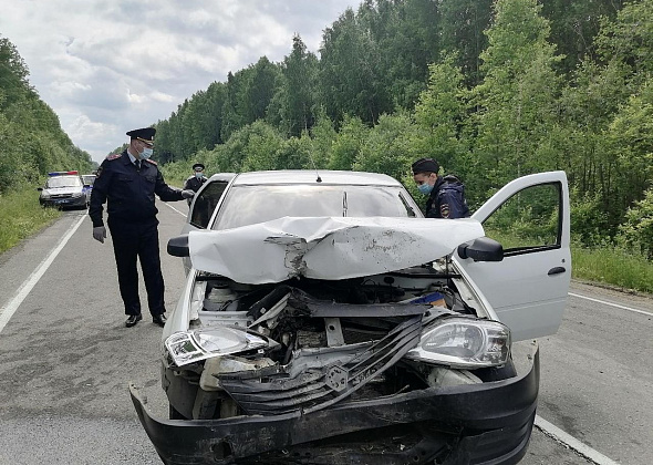 На трассе Серов - Сосьва Renault Logan врезался в седельный тягач