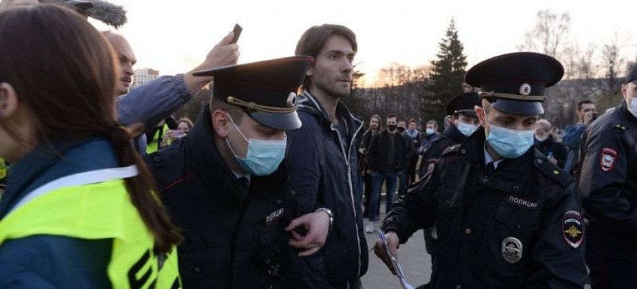 В Екатеринбурге на протест вышли больше 10 тысяч человек. Идут задержания