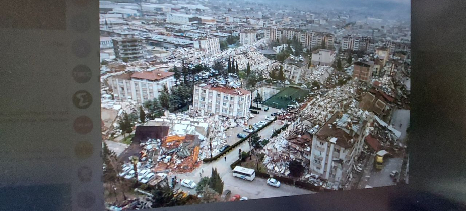 Число погибших при землетрясении в Турции достигло почти 3000 человек