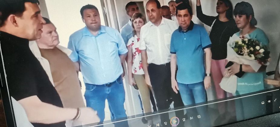 Губернатор вручил погорельцам ключи от первых построенных индивидуальных домов в Сосьве