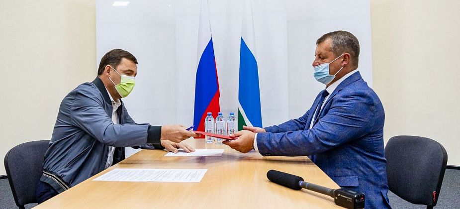 Евгений Куйвашев проверил, как идёт благоустройство Верхнего Тагила и Кировграда, и передал главам папки с обращениями жителей