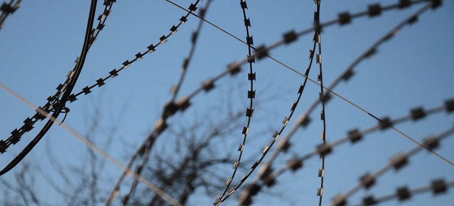 Насильник, незаконно проникший в жилье жертвы, хотел заменить неотбытую часть наказания. Суд отказал