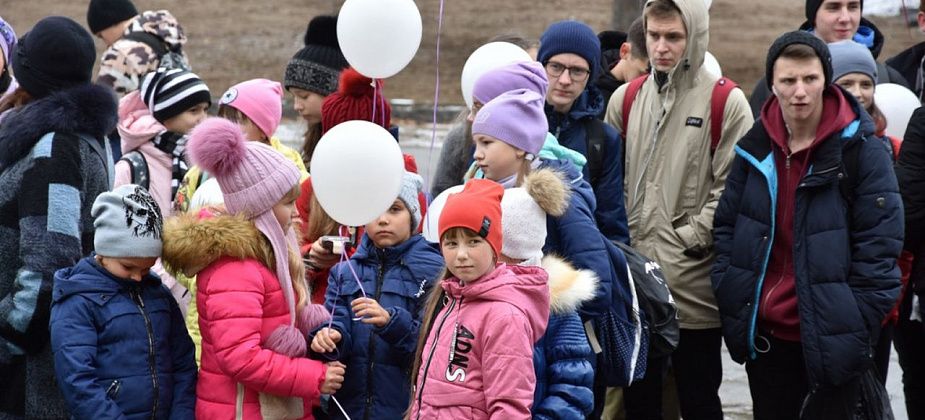 В память о погибших в Керчи сосьвинцы запустили в небо шары
