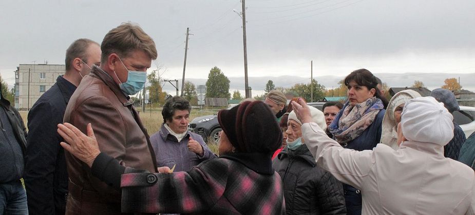 “Не будет больницы и поселок умрет”. Спецрепортаж из Восточного, где взрослые и школьники вышли в пикеты, а к ним пришла полиция