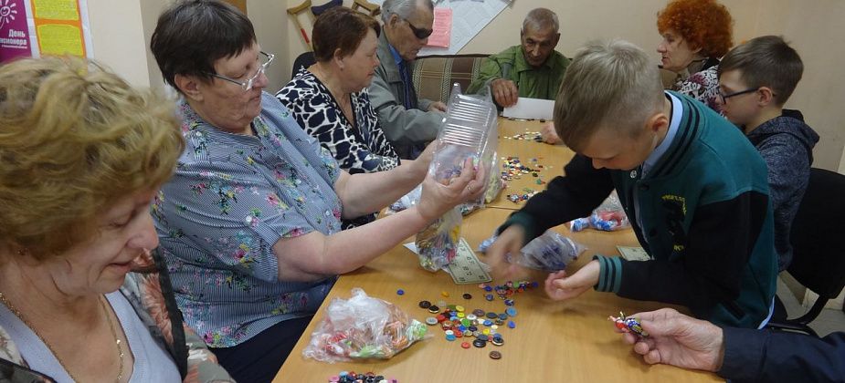 Члены сосьвинского клуба «Активный гражданин» играют в лото — на конфеты