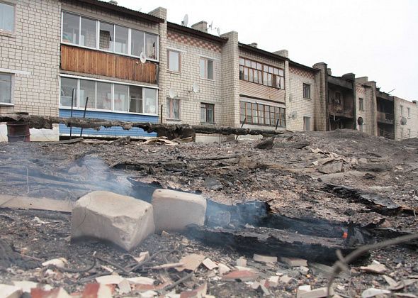 Депутаты ЗакСо и Госдумы осмотрели в Сосьве и Восточном стройки и дом, который восстанавливают после пожара