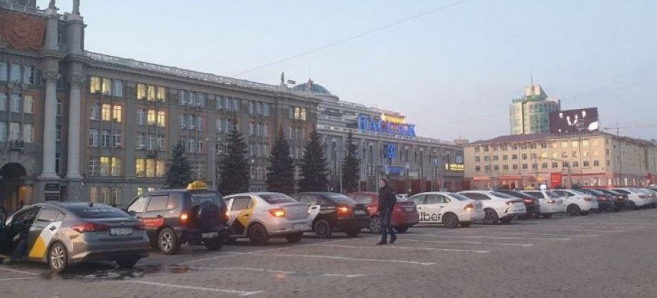 В Екатеринбурге водители устроили акцию протеста под окнами мэрии — из-за указа об установке защитных экранов в такси
