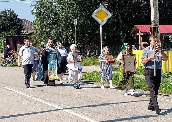 Сосьвинцы прошлись по поселку с иконами в руках