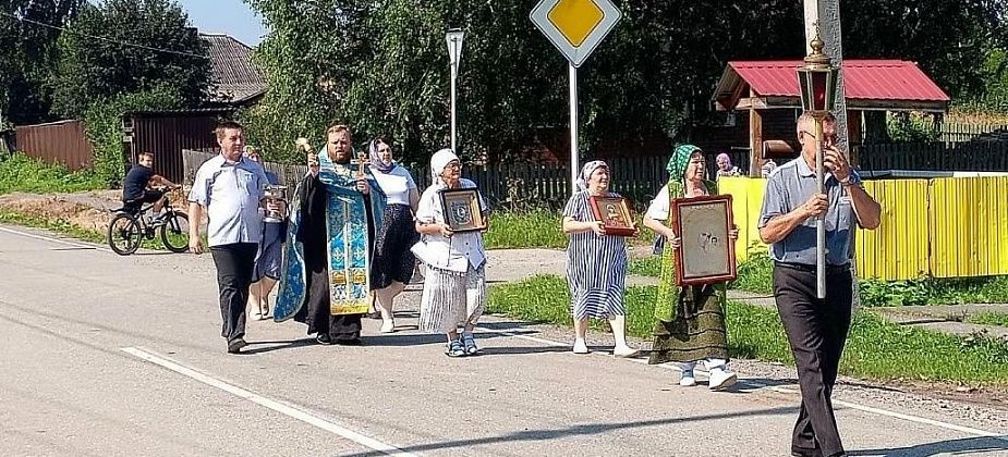 Сосьвинцы прошлись по поселку с иконами в руках