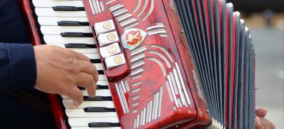 В Сосьве пенсионеров зовут спеть частушки и угадать мелодию под гармошку