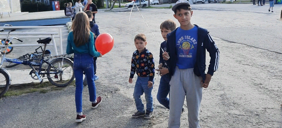 Коммунисты поздравили ребят из Сосьвы и Восточного с Днем защиты детей