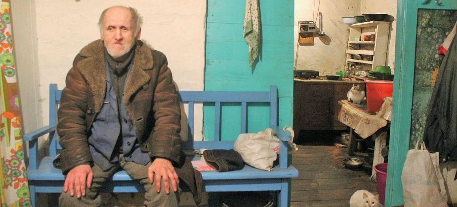 "Боря не жалуется". Жители Морозково опекают инвалида: покупают продукты, складывают дрова и носят воду