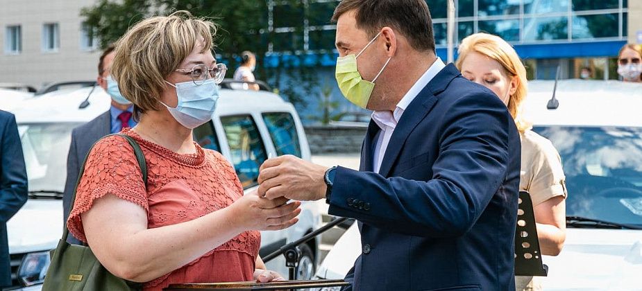 Евгений Куйвашев передал больницам региона новые санитарные автомобили, которые сделают медпомощь уральцам ещё доступнее  