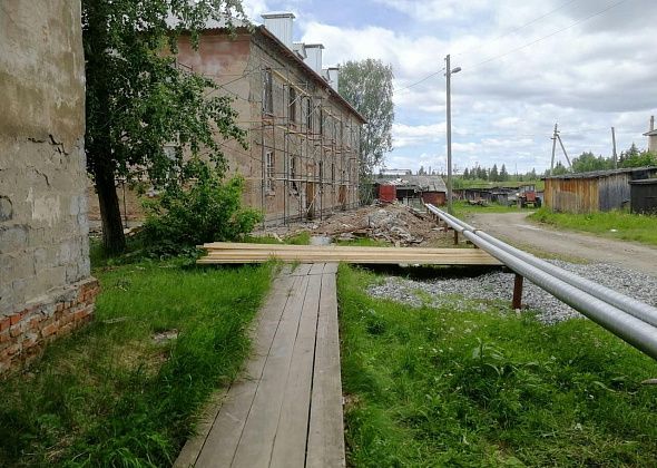 В Восточном сделали переходы через трубы, проложенные вплотную к домам