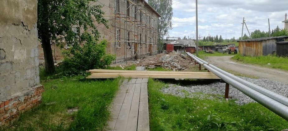 В Восточном сделали переходы через трубы, проложенные вплотную к домам