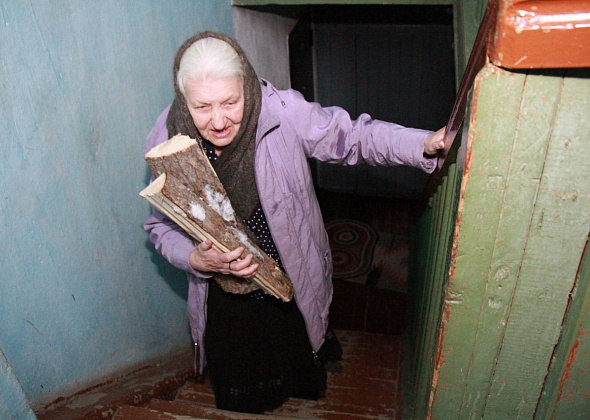 Дума Сосьвы выделила деньги на подключение квартиры пенсионерки Валентины Казанцевой к центральному отоплению. Две зимы бабушка таскала дрова на второй этаж