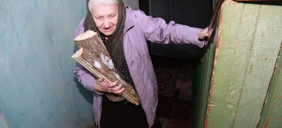 Дума Сосьвы выделила деньги на подключение квартиры пенсионерки Валентины Казанцевой к центральному отоплению. Две зимы бабушка таскала дрова на второй этаж