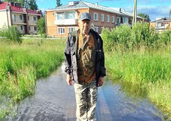 "Воды местами до полуметра и больше". Житель Сосьвы переживает за огород, который топит закопанный ручей