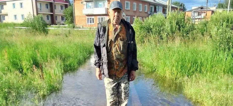 "Воды местами до полуметра и больше". Житель Сосьвы переживает за огород, который топит закопанный ручей
