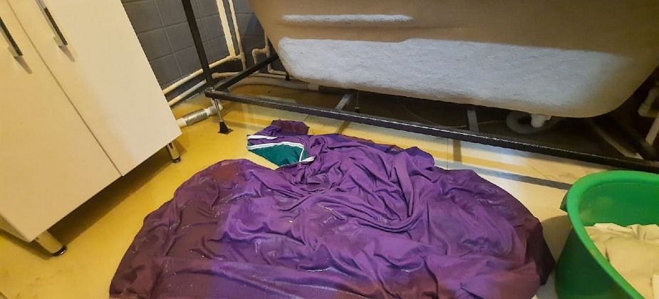 "Канализация растекалась по квартире". Женщина, жилье которой затопило, просит сосьвинцев жаловаться на "Родной поселок" в прокуратуру