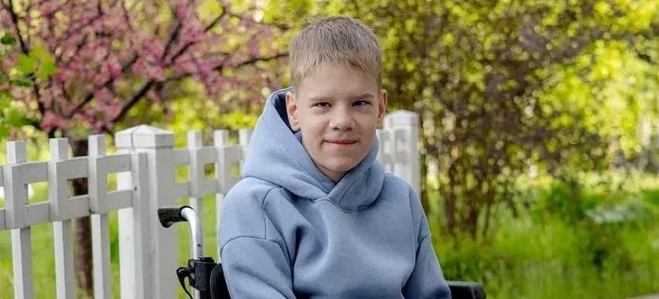 Карпинец Рома Доль пережил операцию на спинном мозге и теперь нуждается в дорогостоящей реабилитации