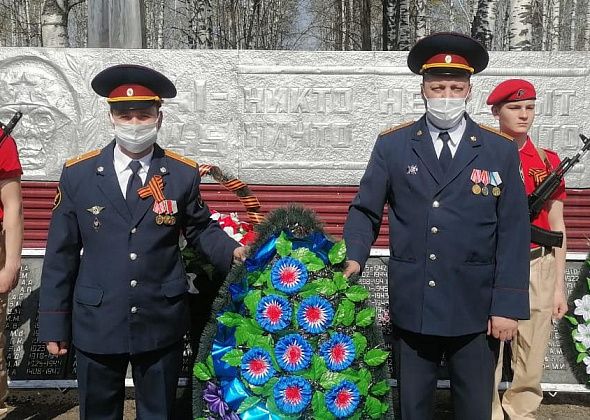 Сотрудники сосьвинской колонии возложили венки и цветы в память о погибших в Великой Отечественной