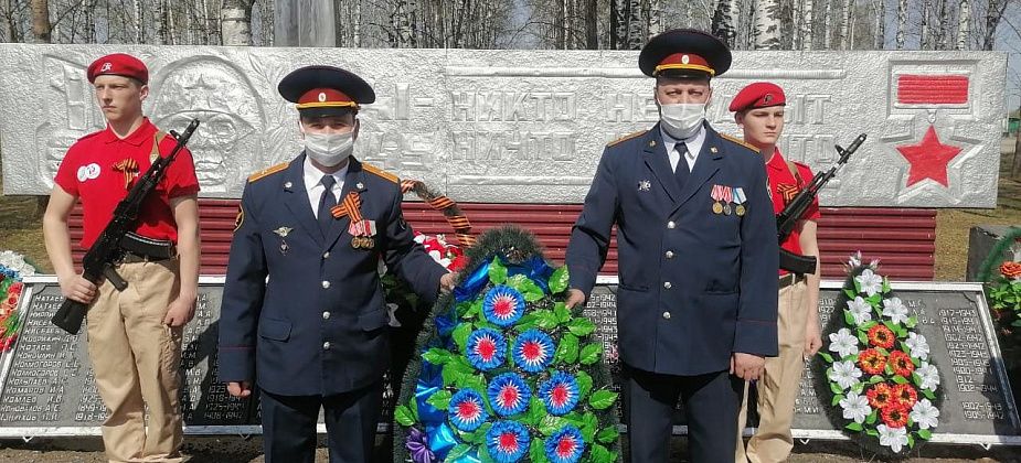 Сотрудники сосьвинской колонии возложили венки и цветы в память о погибших в Великой Отечественной