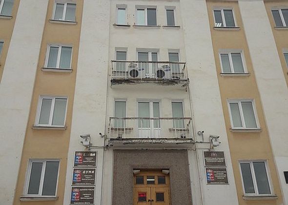 Карпинский пенсионер вышел с одиночным пикетом к мэрии Краснотурьинска