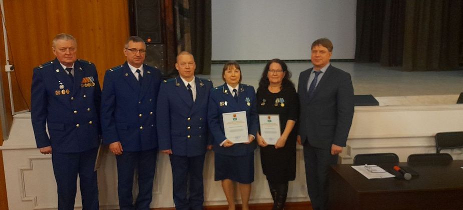 В Сосьве наградили ветеранов Уральской прокуратуры по надзору за соблюдением законов в исправительных учреждениях