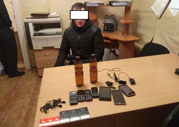 Оперативники колонии задержали серовчанина с 7 телефонами и спиртом